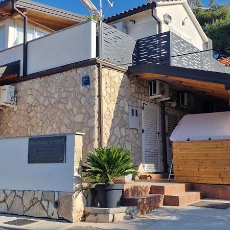 Apartmani Dutkovic Vrboska Buitenkant foto