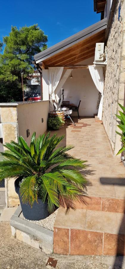 Apartmani Dutkovic Vrboska Buitenkant foto