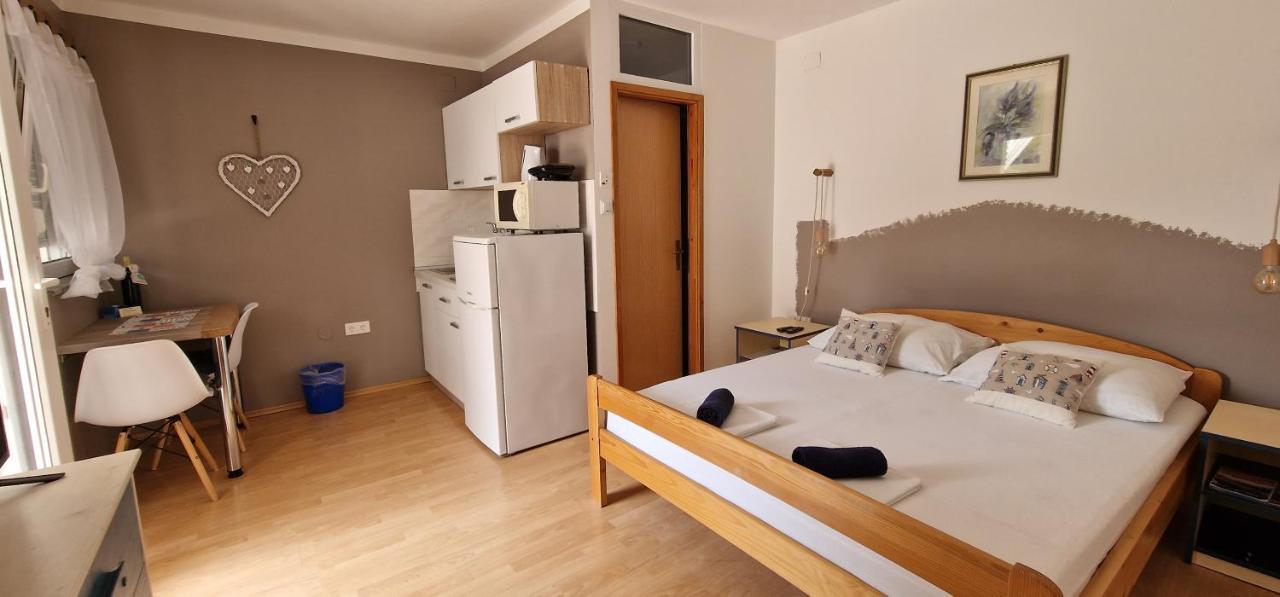 Apartmani Dutkovic Vrboska Buitenkant foto