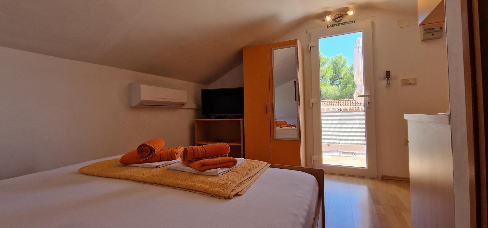 Apartmani Dutkovic Vrboska Buitenkant foto
